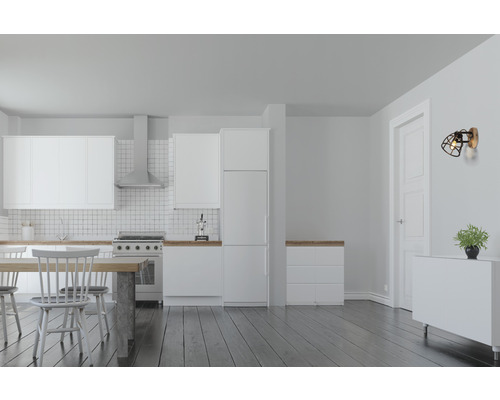 Ljust kök med vita skåp, träbord och en vägglampa med burdesign
