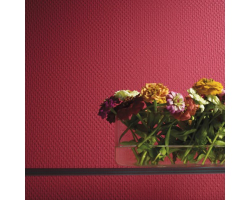 Närbild av en strukturtapet med ett blomsterarrangemang i en glasvas