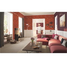 Vardagsrum med soffa, soffbord, kamin och mönstrad tapet