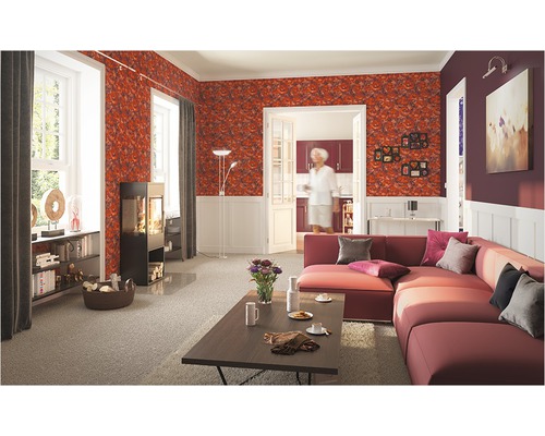 Vardagsrum med soffa, soffbord, kamin och mönstrad tapet