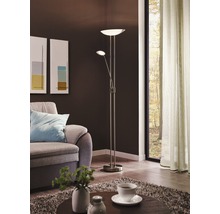 Golvlampa i vardagsrum med soffa och fönster