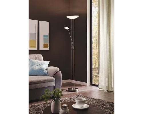 Golvlampa EGLO Baya matt nickel Golvlampa i vardagsrum med soffa och fönster