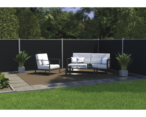 Trädgårdsscen med insynsskydd, sittgrupp och växter