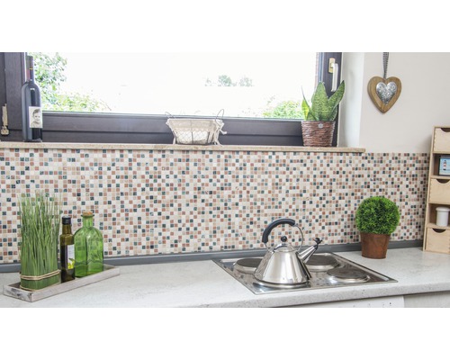 Köksscen med mosaikvägg, kokplatta och dekorationer