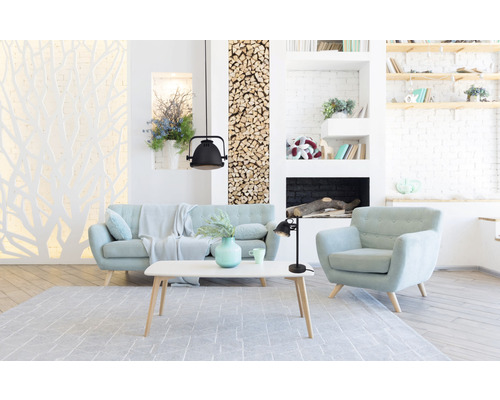 Vardagsrum med soffa, fåtölj, bord, lampa och dekoration i ljus design