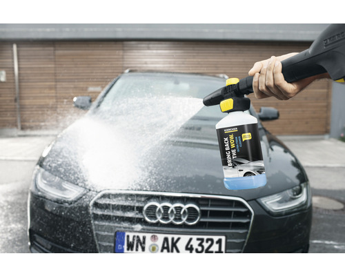 En bil rengörs med en Kärcher skumspruta och rengöringsmedel.