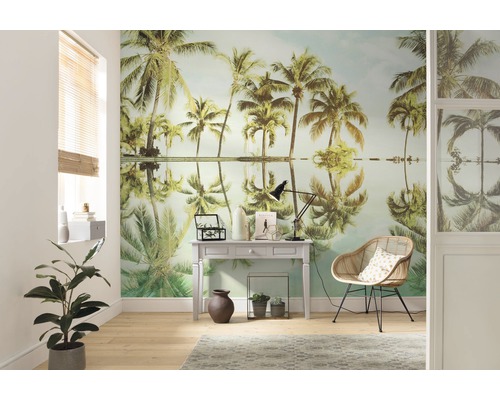 Vardagsrum med fototapet med palmmotiv, skrivbord och stol