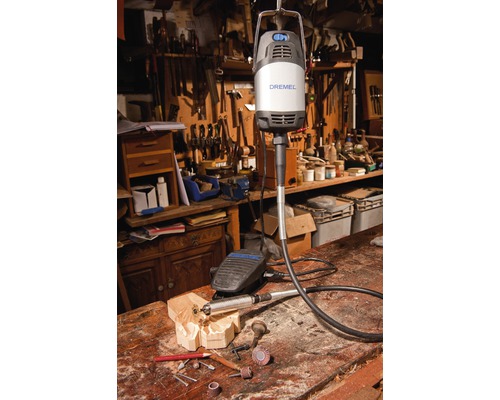 Dremel överfräs med fotpedal och tillbehör på en arbetsbänk