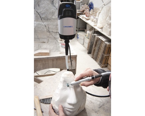 Dremel multiverktyg som arbetar med en skulptur