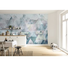 Ljust rum med köksbord och geometrisk tapet med trianglar