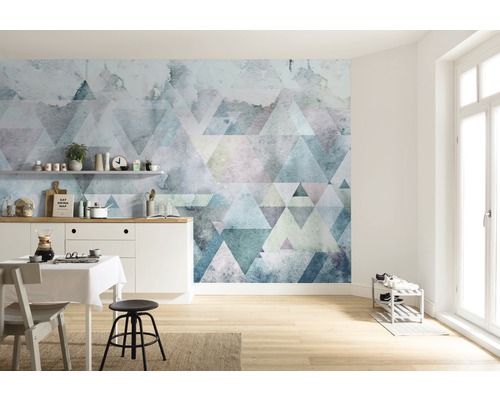 Ljust rum med köksbord och geometrisk tapet med trianglar