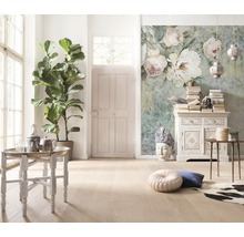 Ljust rum med krukväxt, byrå, bord och blommig fototapet