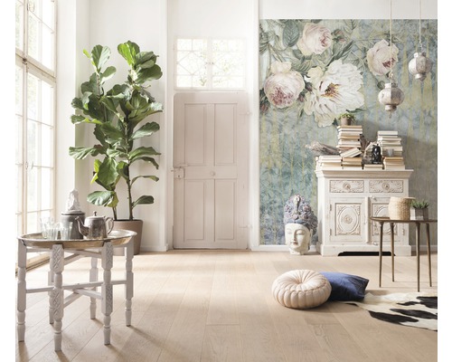 Ljust rum med krukväxt, byrå, bord och blommig fototapet