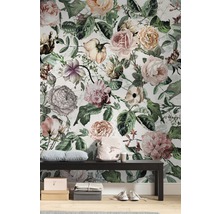 Dekorativ vägg med blommigt rosmönster bakom en bänk