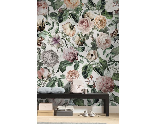 Dekorativ vägg med blommigt rosmönster bakom en bänk
