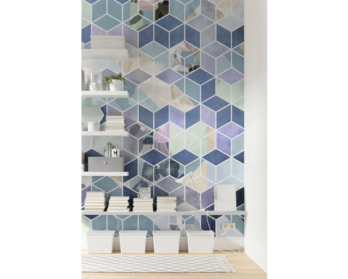 Rumsdesign med geometrisk mönstrad tapet, hyllor och förvaringsboxar