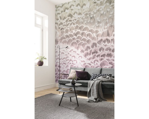 Vardagsrum med fjädertapet, soffa och matta