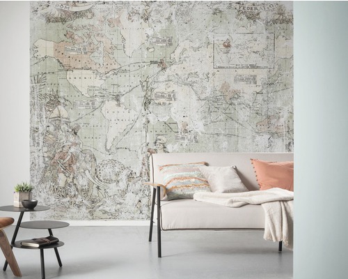 Vardagsrum med världskartstapet, soffa och sidobord