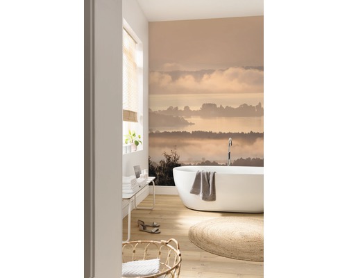 Modernt badrum med fristående badkar, mönstrad tapet och trägolv.