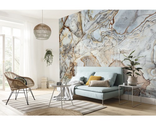 Vardagsrum i modern stil med soffa, fåtölj och väggmålning i marmorlook