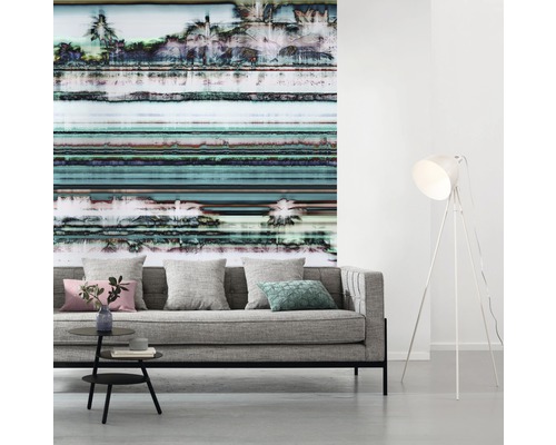 Vardagsrum med modern soffa, golvlampa och fototapet med palmmotiv