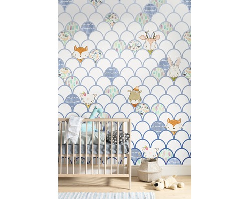 Barnrum med spjälsäng och tapet med djurmotiv