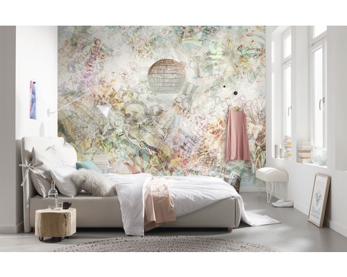 Ljust sovrum med mönstrad fototapet, säng och nattduksbord