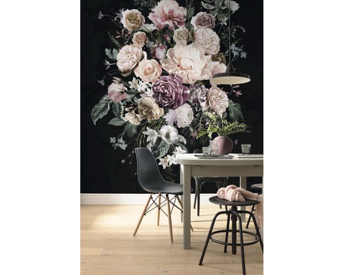 Matsal med matbord, stolar och blommig väggbeklädnad