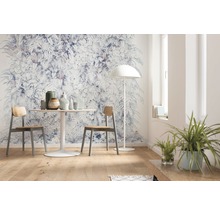 Vardagsrum med botanisk tapet, bord, stolar och golvlampa