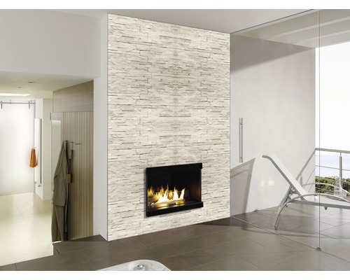 Modernt badrum med naturstensvägg och öppen spis