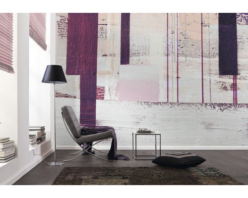 Vardagsrum med designtapet, fåtölj, golvlampa och matta för en modern rumsinredning