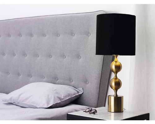 Sovrum med vadderad sänggavel och sänglampa