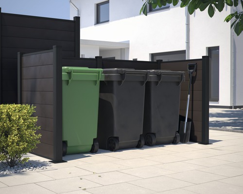 Soptunneskåp med tre soptunnor och en spade i trädgården