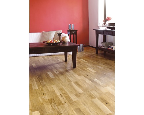 Vardagsrum med trägolv, soffa och bord