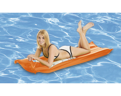 Kvinna på en luftmadrass i vattnet