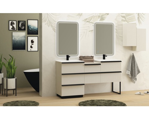 Badrum med dubbla handfat, speglar, badkar och dekoration