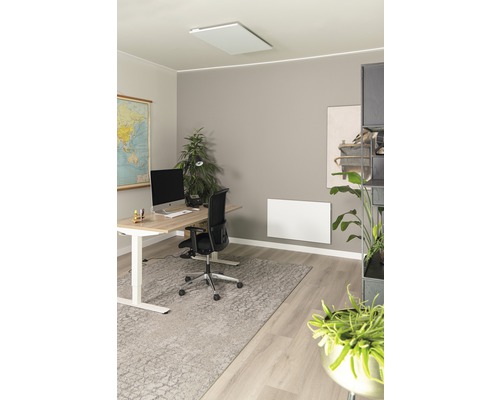 Kontorsrum med takvärme och väggvärme, skrivbord, kontorsstol och krukväxter