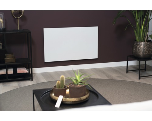 Vardagsrum med värmepanel på väggen