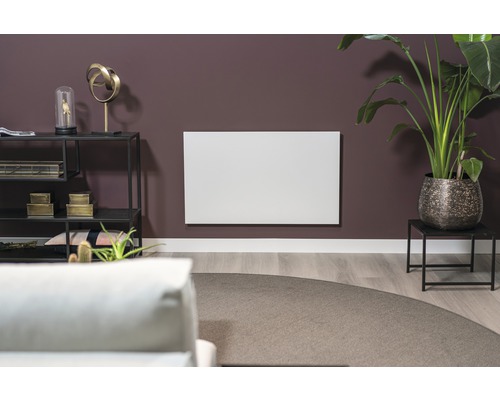 Vardagsrum med infraröd värmare monterad på en vägg