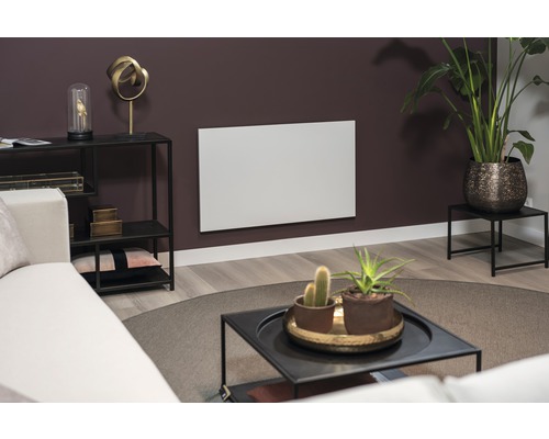 Vardagsrum med väggmonterad värme, soffa, bord och dekoration