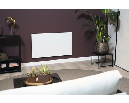 Vardagsrum med radiator på väggen, bord och växter