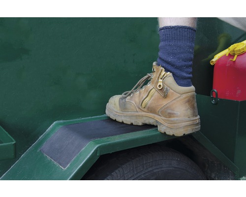 Närbild av en arbetssko på ett släp