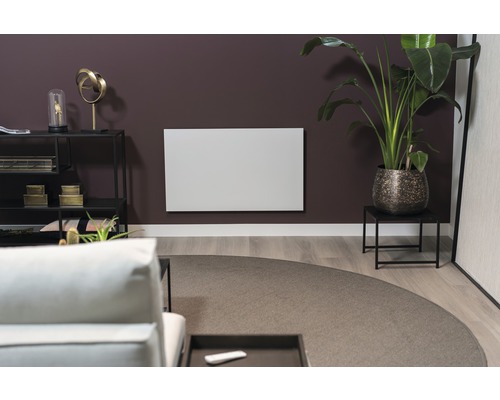 Vardagsrum med infraröd värmare på väggen