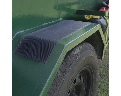 Detaljvy av släpvagn med däck och stänkskärm