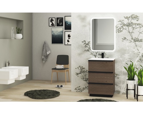 Ljust badrum med tvättställsskåp, spegel, bidé och dekorationer för en modern atmosfär.