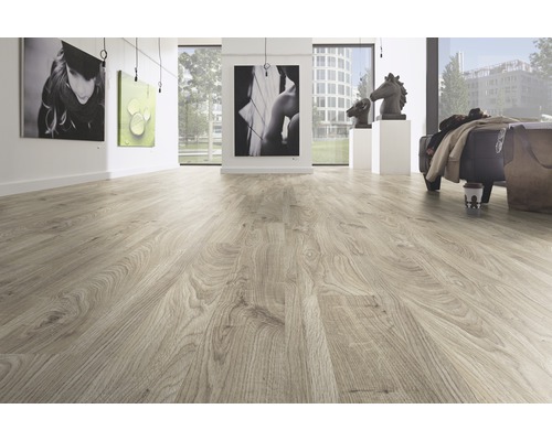 Ljust laminatgolv i ett modernt inrett rum.