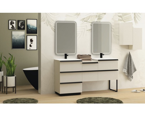 Badrum med tvättställsskåp, speglar, badkar och dekorationer