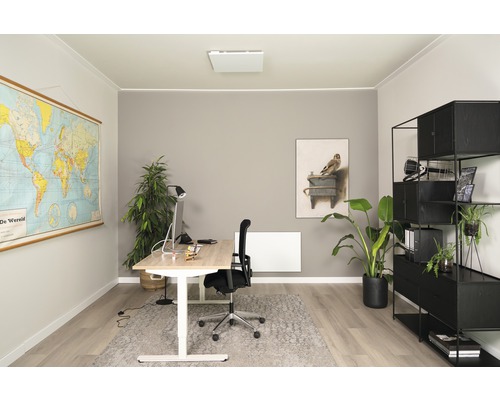 Kontor med höj- och sänkbart skrivbord, värmepanel och svart hylla