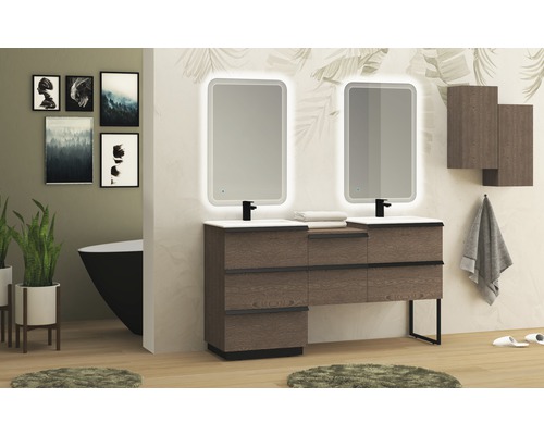 Badrum med tvättställsskåp, två speglar, hängande skåp och badkar