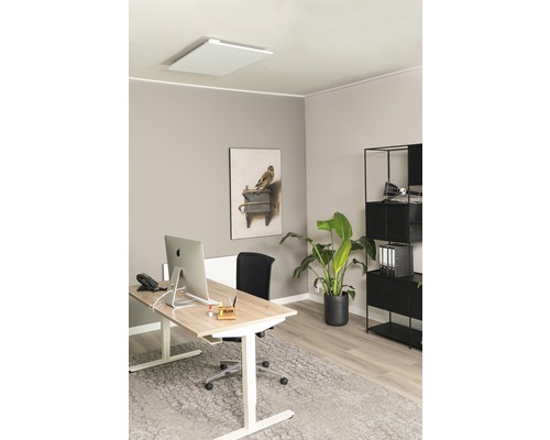 Kontor med infrarödvärme i taket, skrivbord och hyllor för en trevlig arbetsmiljö.